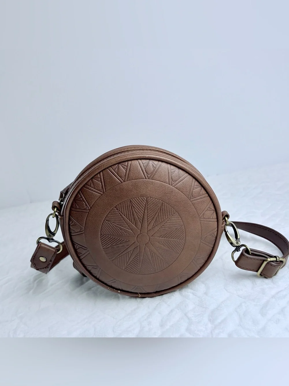 Wonder Woman shield embossed brown faux leather crossbody bag DC Comics - Picture 1 of 7